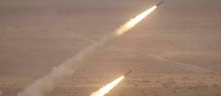 Un systeme HIMARS americain tire ses missiles pendant un exercice au Maroc en 2022. Les Ukrainiens operent 38 de ces lance-missiles dont les capacites sont pour l'instant bridees a 80km de portee.
