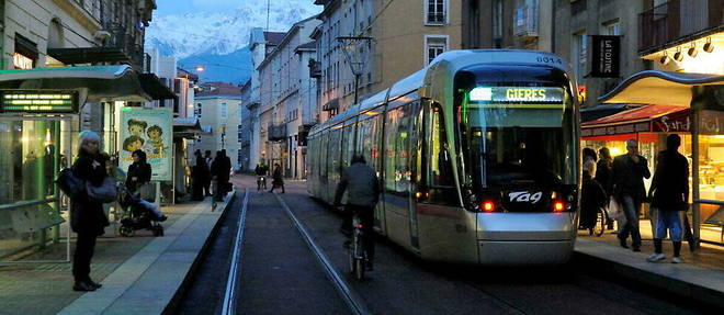 Vue d'une rue de Grenoble ou passe le tramway.

