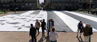 Le plus grand drapeau breton du monde deploye devant le Parlement de Bretagne pour reclamer l'autonomie de la Bretagne.
