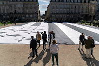 Le plus grand drapeau breton du monde deploye devant le Parlement de Bretagne pour reclamer l'autonomie de la Bretagne.
