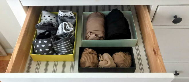 Des chaussettes et des collants rangés dans de petites boîtes à la façon de Marie Kondo, créatrice de la méthode KonMari, le 18 janvier 2019 à Washington. 
