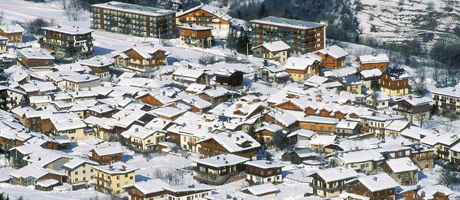 Station de Courchevel Le Praz a 1 300 metres et sous la neige, premier niveau composant la vallee du meme nom.
