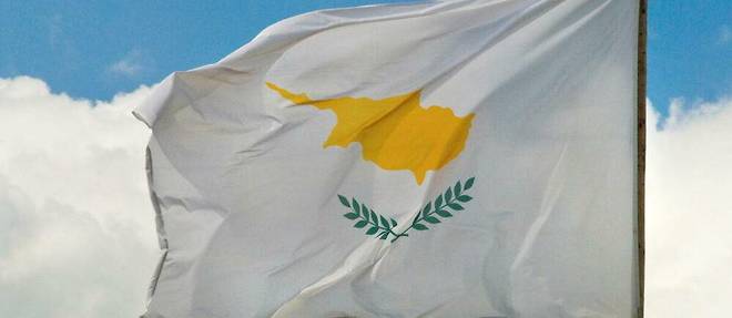 Le drapeau de Chypre.
