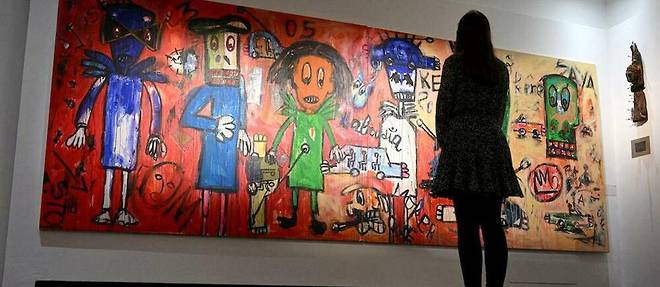Une œuvre du peintre ivoirien Aboudia lors d'un photocall pour « 20th/21st Century: London Evening Sale and A Place With No Name: Works From The Sina Jina Collection » à la maison de vente aux enchères Christie's, à Londres, le 6 octobre 2022. 
