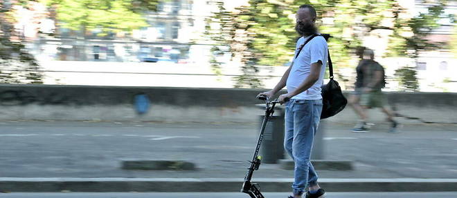 Whether electric or not, scooters are not allowed on roads where the speed limit is greater than 50 km/h (photo illustration).
