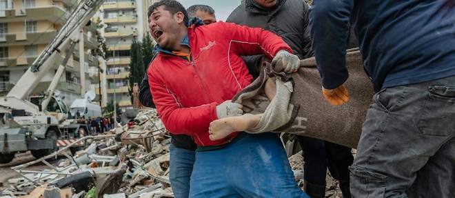 Seisme en Turquie et Syrie: plus de 3.000 morts, les secours dans le froid et la nuit