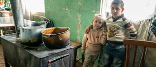 Des enfants du village de Menz Shen, dans le Haut-Karabakh. Dans l’enclave, 120 000 civils dont 30 000 enfants souffrent d’un manque cruel de produits de première nécessité. Une véritable crise humanitaire.
