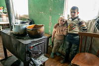 Des enfants du village de Menz Shen, dans le Haut-Karabakh. Dans l’enclave, 120 000 civils dont 30 000 enfants souffrent d’un manque cruel de produits de première nécessité. Une véritable crise humanitaire.
