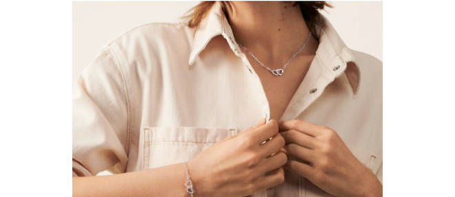 Liens, cadenas, coeur : le bijou de sentiment a son propre langage. En photo : la collection double coeur par Dinh Van, directement inspiree par les bijoux menottes.
