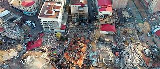 Une vue aérienne, prise le 7 février 2023, des immeubles qui se sont effondrés à Kahramanmaras en Turquie au lendemain des puissants séismes qui ont frappé la région.
