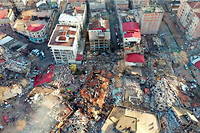 Une vue aérienne, prise le 7 février 2023, des immeubles qui se sont effondrés à Kahramanmaras en Turquie au lendemain des puissants séismes qui ont frappé la région.
