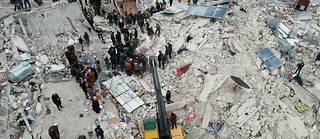 A Alep, deuxieme ville de Syrie, de nombreux immeubles se sont effondres.
