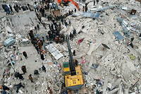 A Alep, deuxieme ville de Syrie, de nombreux immeubles se sont effondres.
