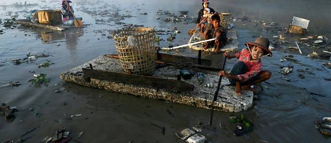 Plastique, canettes et... cadavres: avec les nettoyeurs des rivieres de Rangoun