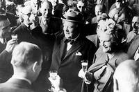 Aout 1946 : portant un toast, avec sa femme Clementine, a son arrivee en Suisse. Avec le whisky, qu'il agremente d'eau de Seltz, le champagne est une des boissons favorites du Vieux Lion.
