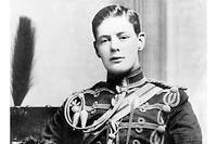 1895 : a 20 ans, il integre le 4th Queen's Own Hussars en tant que sous-lieutenant :  << Je cherchais la bagarre et mon seul espoir etait qu'il arrivat quelque chose de passionnant. >>
