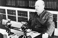 13 mai 1940 : Winston Churchill diffuse sur les ondes de la BBC le discours qu'il vient de prononcer a la Chambre des communes :  << Vous me demandez quel est notre but. Je vous reponds en deux mots : la victoire, la victoire a tout prix, la victoire en depit de toutes les terreurs  [...] . >>
