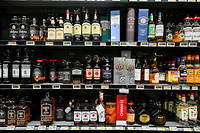            Selon une étude de l'Insee,   le poids des boissons alcoolisées   dans le budget boissons des ménages a   nettement   baissé   au cours des dernières décennies   au profit des boissons non alcoolisées. 
