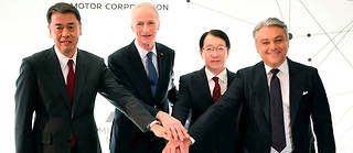 Le directeur general Makoto Uchida (gauche), le president de Renault Jean-Dominique Senard, le patron de Mitsubishi Motors Takao Kato et Luca de Meo, directeur general de Renault (droite) , a Londres, le 6 fevrier 2023.
