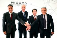 Le directeur general Makoto Uchida (gauche), le president de Renault Jean-Dominique Senard, le patron de Mitsubishi Motors Takao Kato et Luca de Meo, directeur general de Renault (droite) , a Londres, le 6 fevrier 2023.

