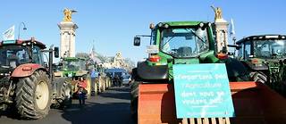 Des centaines de tracteurs d'agriculteurs ont converge vers la capitale, mercredi matin, pour manifester contre les << contraintes >> pesant sur leur secteur.
