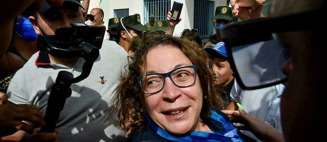 La militante politique et journaliste franco-algerienne Amira Bouraoui, arretee en Tunisie, risquait d'etre expulsee vers l'Algerie.
