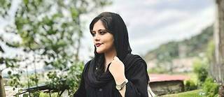 Mahsa Amini, jeune femme de 22 ans originaire de la ville de Saghez, dans le Kurdistan iranien, est decedee le 17 septembre 2022 apres avoir ete arretee par la police des moeurs pour un voile mal porte.
