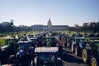 Quelque 500 tracteurs se sont reunis devant l'hotel des Invalides pour protester contre l'interdiction des pesticides neonicotinoides ce mercredi 8 fevrier.
