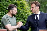 Poignee de main entre Volodymyr Zelensky et Emmanuel Macron lors d'une rencontre a Kiev en juin 2022.
