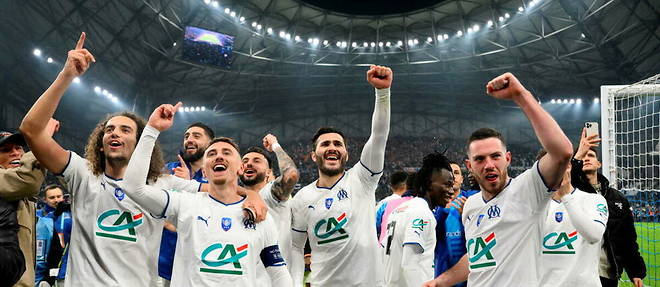Les joueurs de l'OM celebrent leur victoire face au PSG en huitiemes de finale de la Coupe de France.
