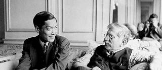 Magnus Hirschfeld et son compagnon, le médecin sino-canadien  Li Shiu Tong, en 1932 à Brno, lors de la quatrième conférence internationale de la World League for Sexual Reform.
