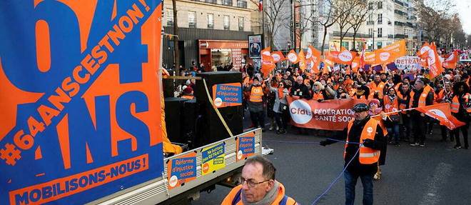 Des manifestants du syndicat CFDT lors de la troisieme journee de greve et de manifestation contre la reforme des retraites, a Paris, le 7 fevrier 2023.
