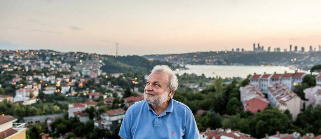 Pour l'ecrivain turc Nedim Gursel, la Turquie vit avec le seisme une sorte d'apocalypse.
