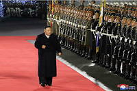 Kim Jong-Un inspectant et saluant les rangs de soldats armés de baïonnettes.

