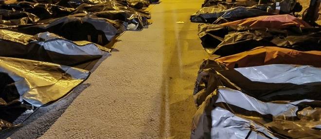 Turquie: a Antakya, des centaines de corps deposes sur un parking