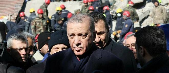 Apres le violent seisme qui a frappe son pays lundi, le president turc Recep Tayyip Erdogan se retrouve sous pression.
