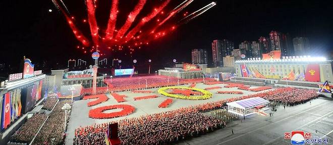 La Coree du Nord a devoile mercredi une quantite record de missiles lors d'un defile celebrant le 75e anniversaire de la fondation de son armee.
