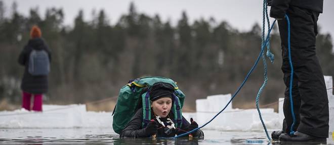 En Suede, les eleves plongent dans l'eau gelee pour apprendre a survivre