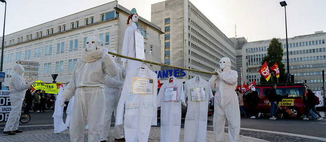 At the Nantes University Hospital (Loire-Atlantique), on November 18, 2022, caregivers go to the demonstration for the defense of the public hospital.
