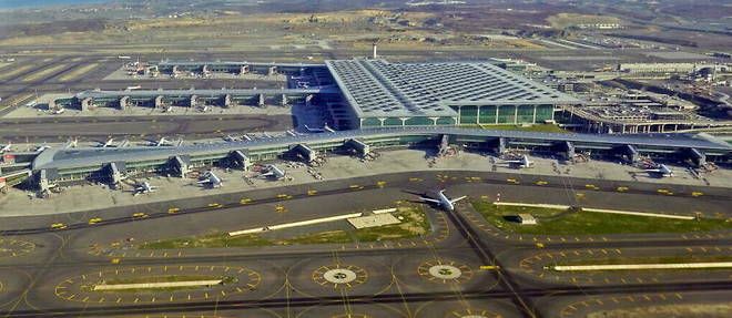 Le nouvel aeroport d'Istanbul, inaugure en 2018 par le president Recep Tayyip Erdogan. Le reporter du Point Guillaume Perrier y a ete arrete et expulse alors qu'il tentait de se rendre dans les regions touchees par les seismes dans le sud du pays.
