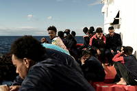Des migrants sur le pont du navire de sauvetage « Ocean Viking » de l'organisation maritime et humanitaire européenne SOS Méditerranée, le 6 novembre 2022, dans le golfe de Catane, en mer Méditerranée.
