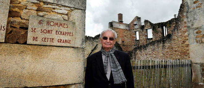 Robert Hebras dans le village martyr d'Oradour-sur-Glane, en 2011.
