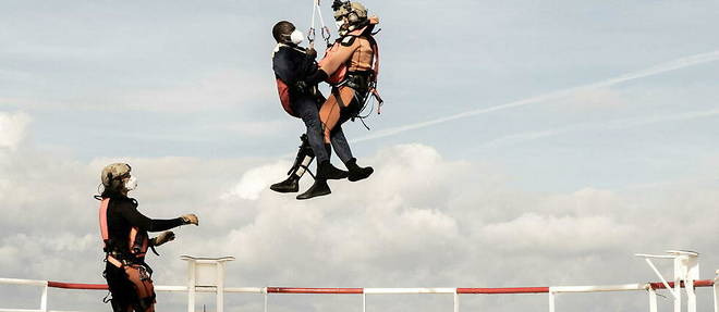 Novembre 2022, un migrant en urgence medicale est helitreuille du pont de l'Ocean Viking par un helicoptere de l'armee francaise, en mer Tyrrhenienne (Photo Vincenzo Circosta / AFP).
