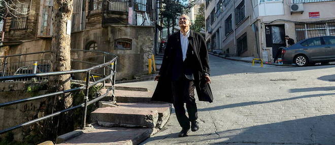 Orhan Pamuk dans les rues d'Istanbul, en fevrier 2022.