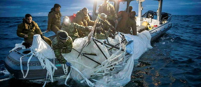 The American army recovers the debris of the downed Chinese spy balloon in the Atlantic Ocean.