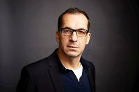 Le scenariste Franck Ollivier a Paris, le 12 decembre 2022. Il signe son premier roman,  L'Ombre , chez Albin Michel, avec une blurb de son ami Jean-Christophe Grange.
