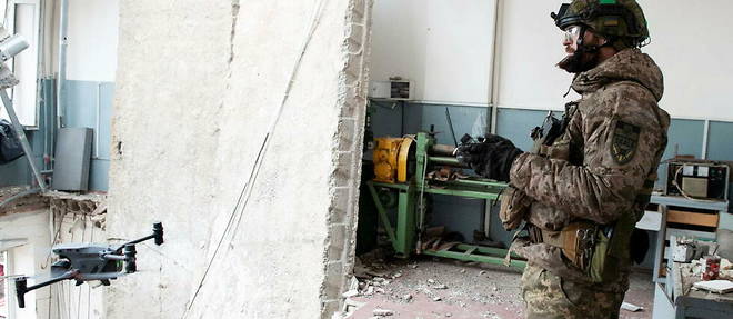 Rem, pilote du bataillon Skala, manoeuvre le drone dans les decombres d'un immeuble eventre de Bakhmout. Une base ideale.
