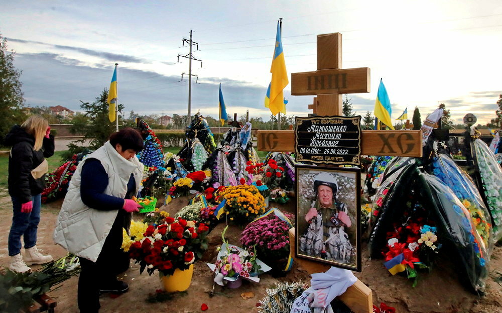 
        Heros. Au cimetiere de Boutcha, sur la tombe du colonel Mykhailo Matiouchenko, le << fantome de Kiev >>, l'aviateur qui a personnifie la resistance des Ukrainiens.