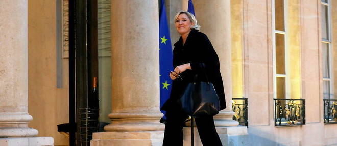 La cote de popularite de Marine Le Pen est desormais semblable a celle d'Emmanuel Macron.
