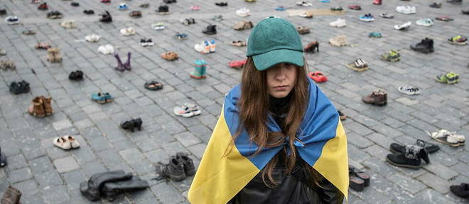 A Prague, le 15 janvier 2023. La designer ukrainienne Margarita Chala a cote de chaussures symbolisant les crimes de guerre commis contre des civils ukrainiens pour marquer le premier anniversaire de l'invasion russe de l'Ukraine.
